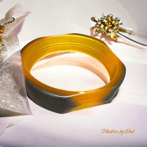 Vintage chunky resin? 2 toned dark & light sculpted shaded bracelet